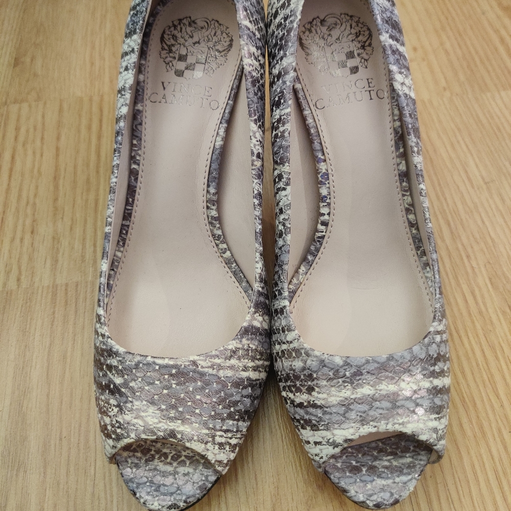 Gorgeous, never worn vince camuto heels